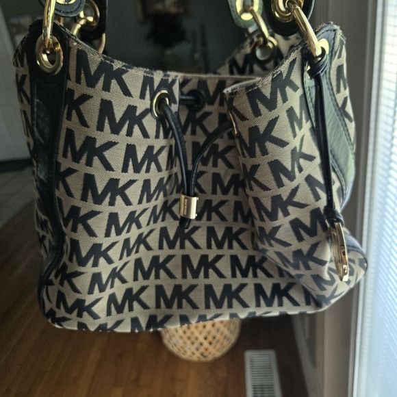 Michael Kors Black and Tan Women's Bag - Picture 11 of 13